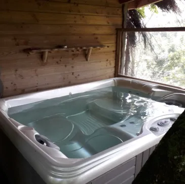 Cabane dans les Arbres avec Spa Privatif près d'Aurillac