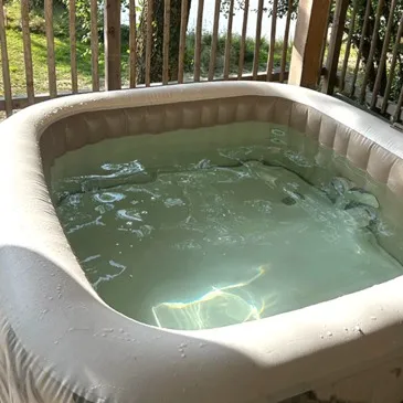 Cabane sur Pilotis avec Jacuzzi Privatif près de Bergerac