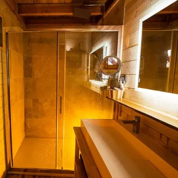 Cabane sur Pilotis avec Spa et Sauna Privatif au cœur du Loiret