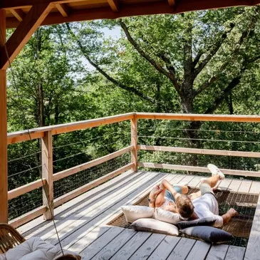 Cabane dans les Arbres avec Spa à Berat