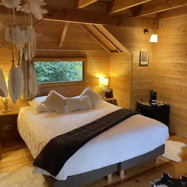 Nuit en Cabane dans les Arbres avec Jacuzzi près d'Étampes