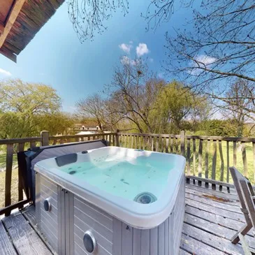 Nuit en Cabane dans les Arbres avec Jacuzzi près d'Étampes