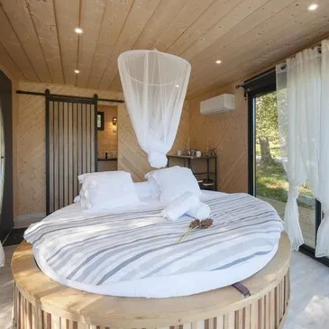 Nuit en Cabane avec Jacuzzi Privatif près de Mont-de-Marsan