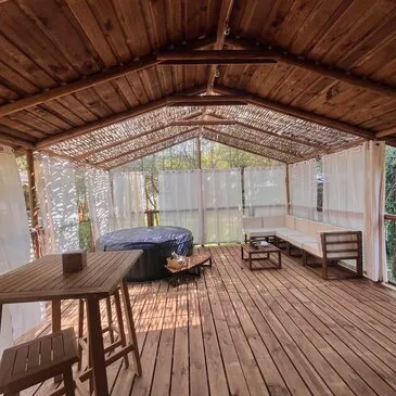 Cabane sur Pilotis avec Jacuzzi Privatif près de Périgueux