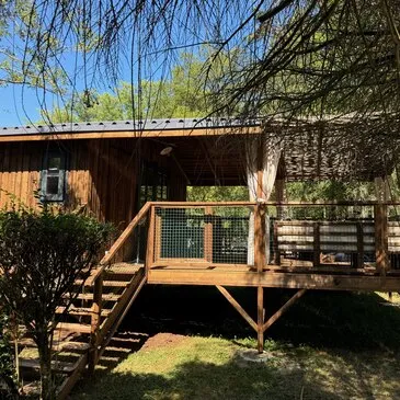 Cabane sur Pilotis avec Jacuzzi Privatif près de Périgueux