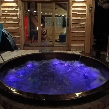 Cabane avec Bain Nordique et Sauna Privatif au Cœur du Haut Jura