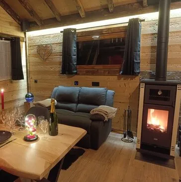 Cabane avec Bain Nordique et Sauna Privatif au Cœur du Haut Jura