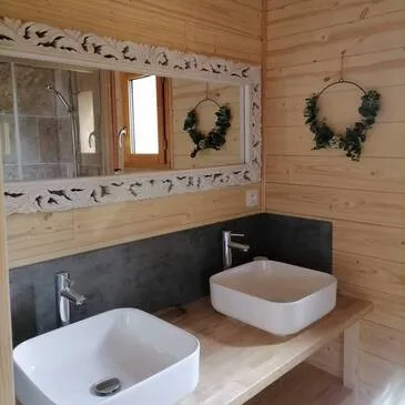 Cabane sur Pilotis avec Jacuzzi Privatif près d'Aurillac