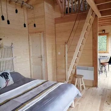 Cabane sur Pilotis avec Jacuzzi Privatif près d'Aurillac