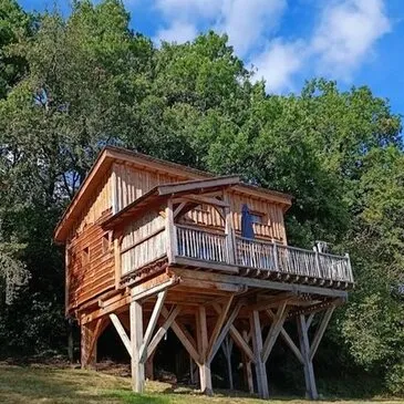 Cabane sur Pilotis avec Jacuzzi Privatif près d'Aurillac