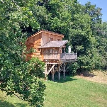 Cabane sur Pilotis avec Jacuzzi Privatif près d'Aurillac
