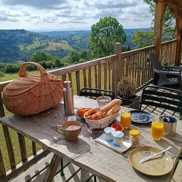Cabane sur Pilotis avec Jacuzzi Privatif près d'Aurillac
