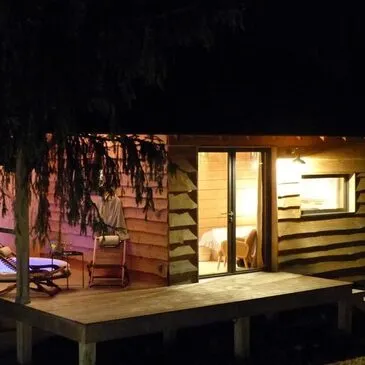 Cabane sur l'Eau avec Spa Privatif à Montereau