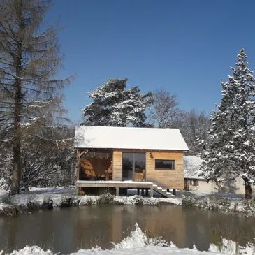 Cabane sur l'Eau avec Spa Privatif à Montereau