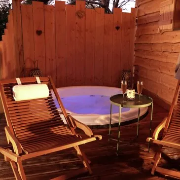 Cabane sur l'Eau avec Spa Privatif à Montereau