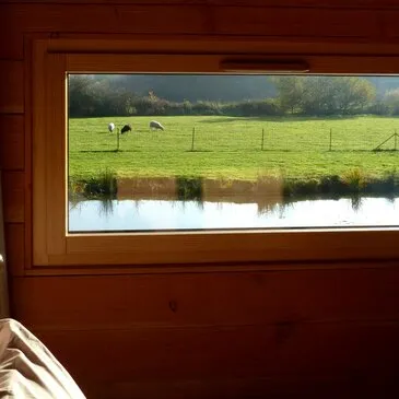Cabane sur l'Eau avec Spa Privatif à Montereau