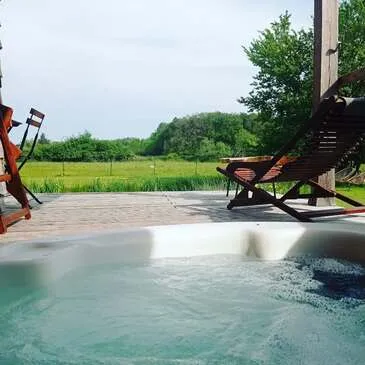 Cabane sur l'Eau avec Spa Privatif à Montereau