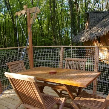 Nuit en Cabane dans les Arbres à Magné