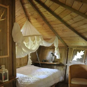 Nuit en Cabane dans les Arbres à Magné