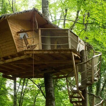 Nuit en Cabane dans les Arbres à Magné