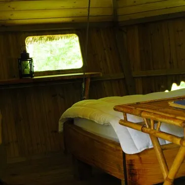 Nuit en Cabane dans les Arbres à Magné