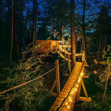 Cabane dans les Arbres avec Spa à Serres