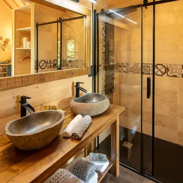 Cabane dans les Arbres avec Spa près de Cahors