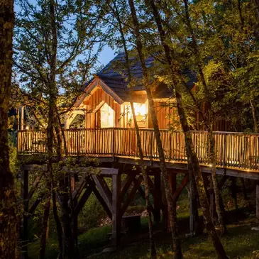 Cabane dans les Arbres avec Spa près de Cahors