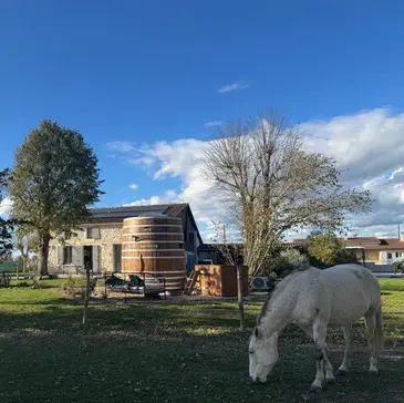 Nuit Insolite en Tonneau avec Spa à Cocumont