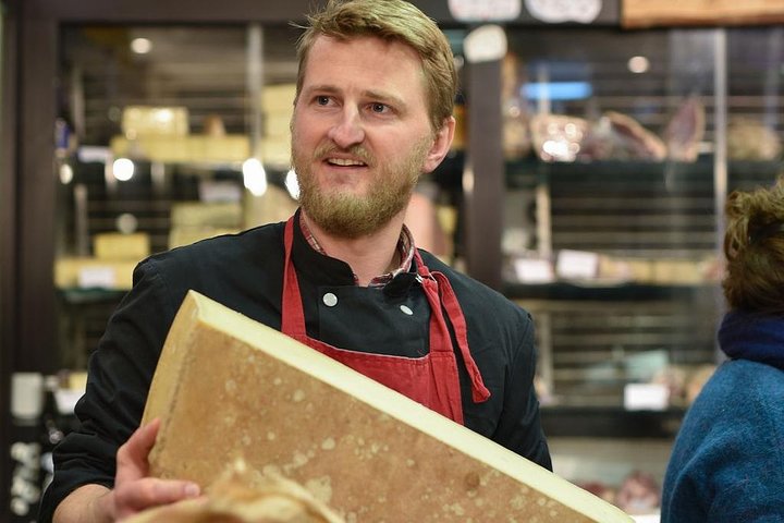 Dégustation de Vins et Fromages dans une Cave Parisienne.