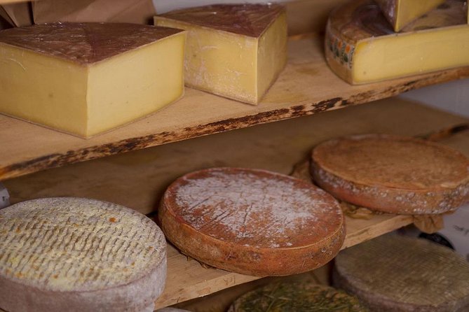 Dégustation de Vins et Fromages dans une Cave Parisienne.
