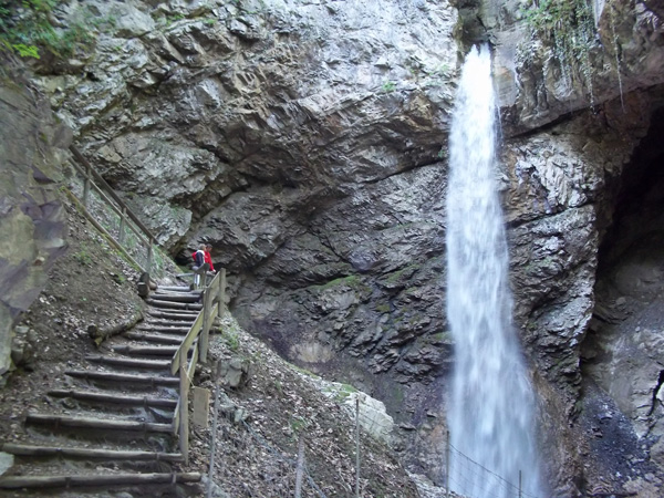 Grotte et cascade de Seythenex