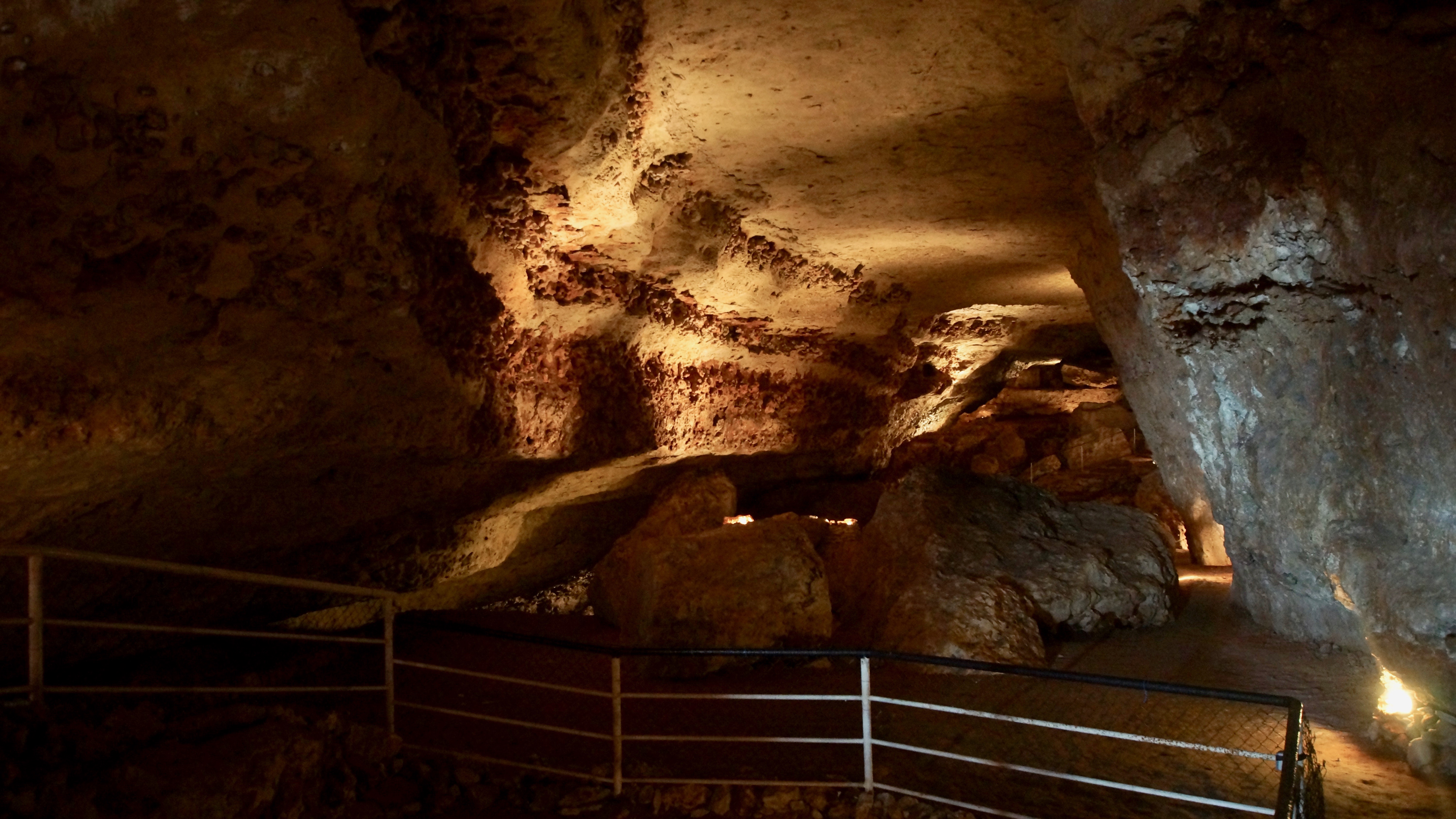 Grotte préhistorique et géologique de BARA-BAHAU
