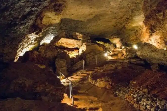 Grotte préhistorique et géologique de BARA-BAHAU