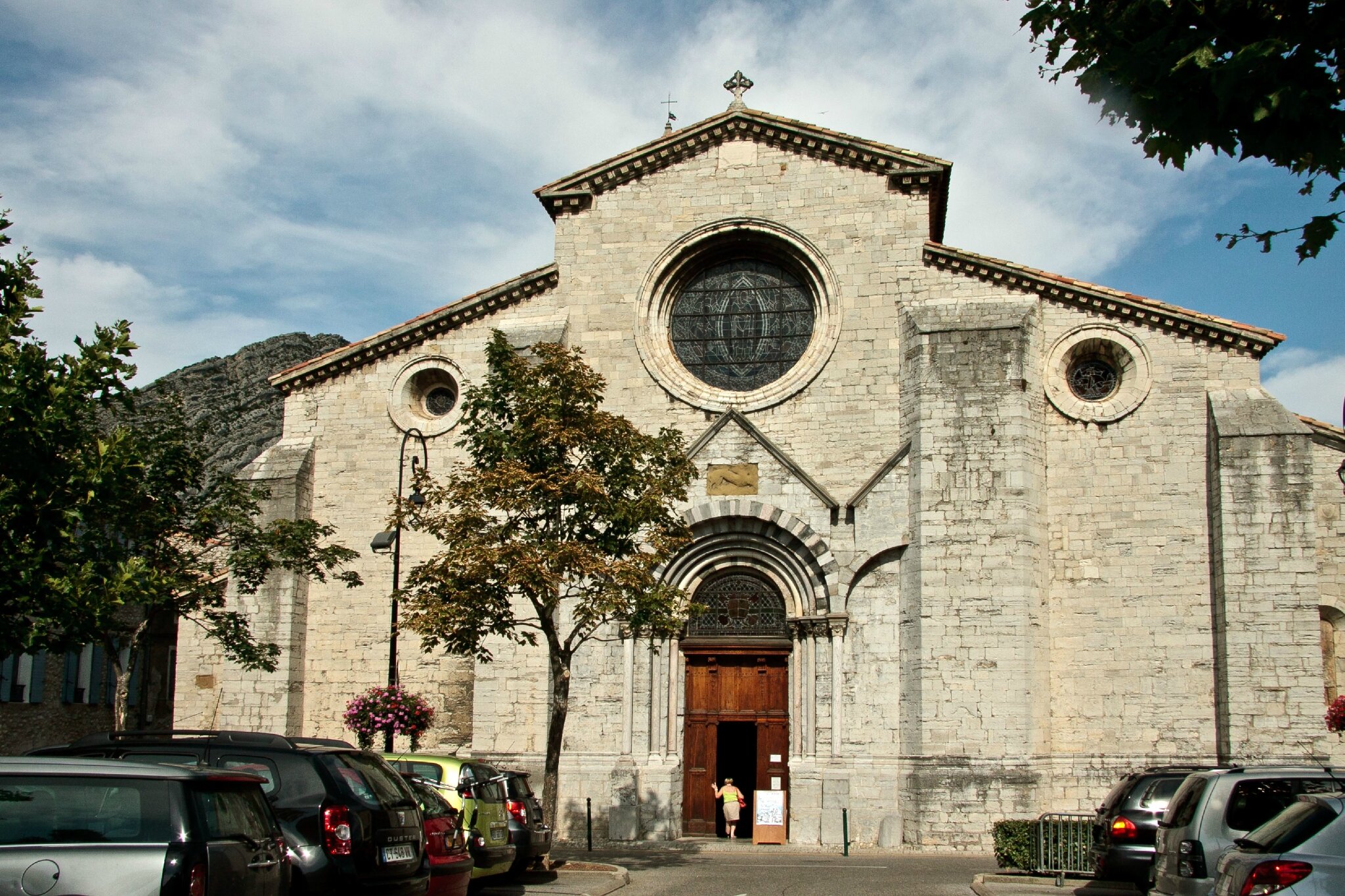 Cathédrale Notre-Dame et Saint-Thyrse