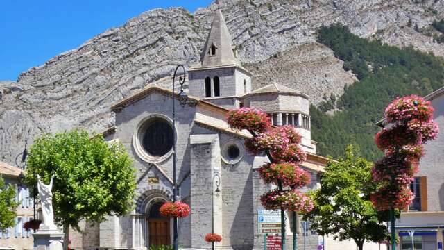 Cathédrale Notre-Dame et Saint-Thyrse