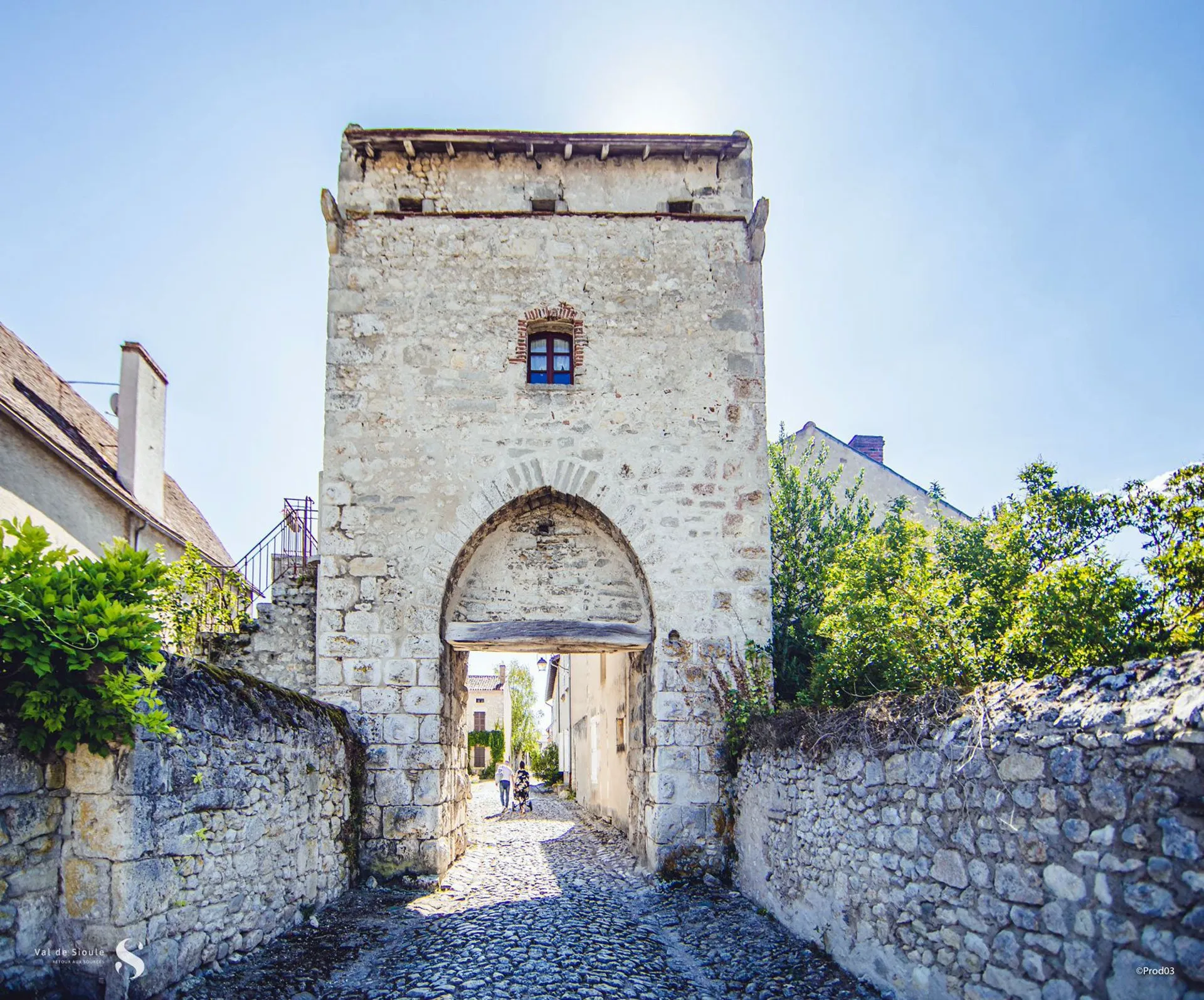 Charroux - Les Plus beaux villages de France