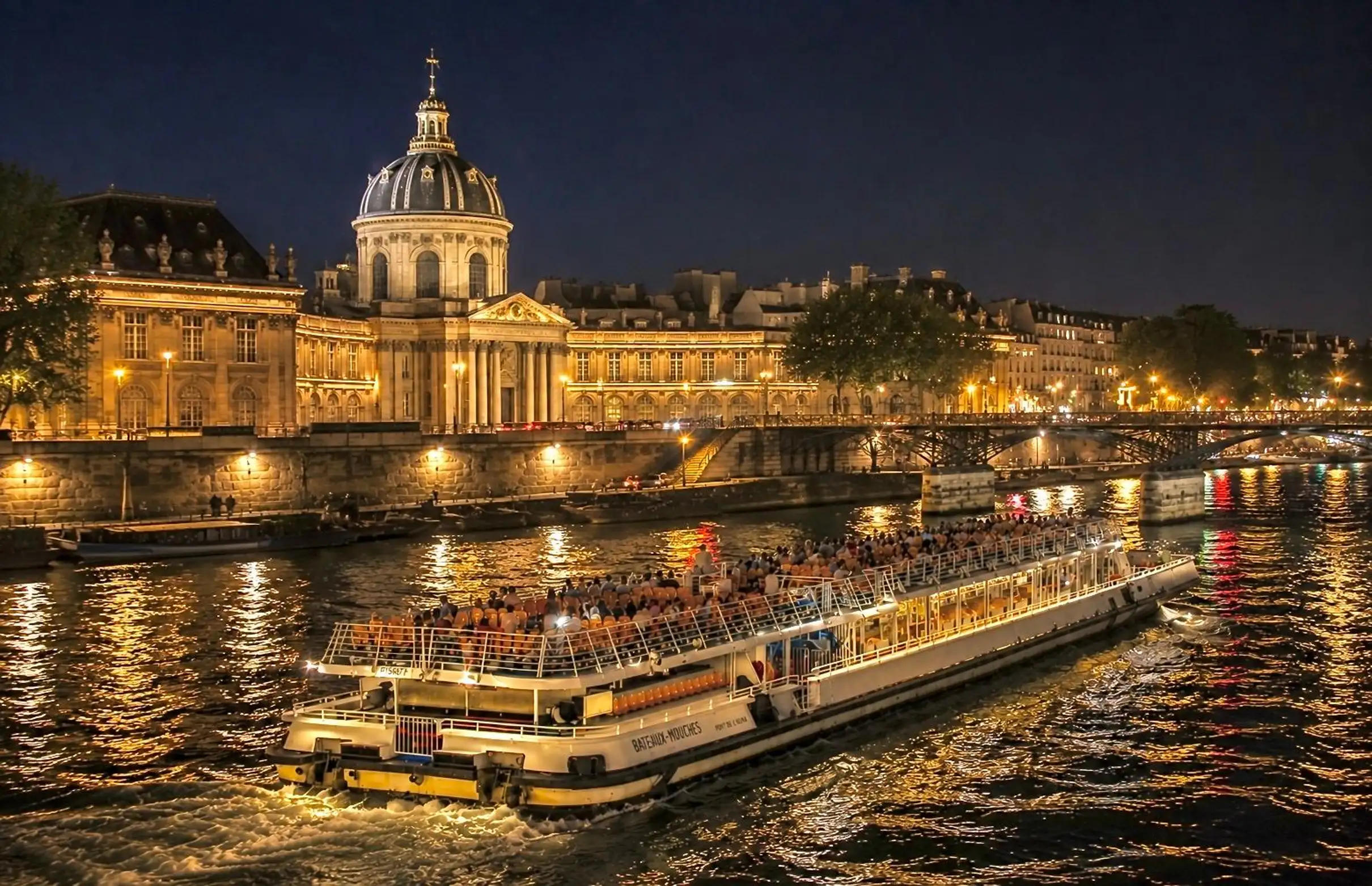 Paris : croisière aux lueurs du soir avec les légendaires Bateaux-Mouches
