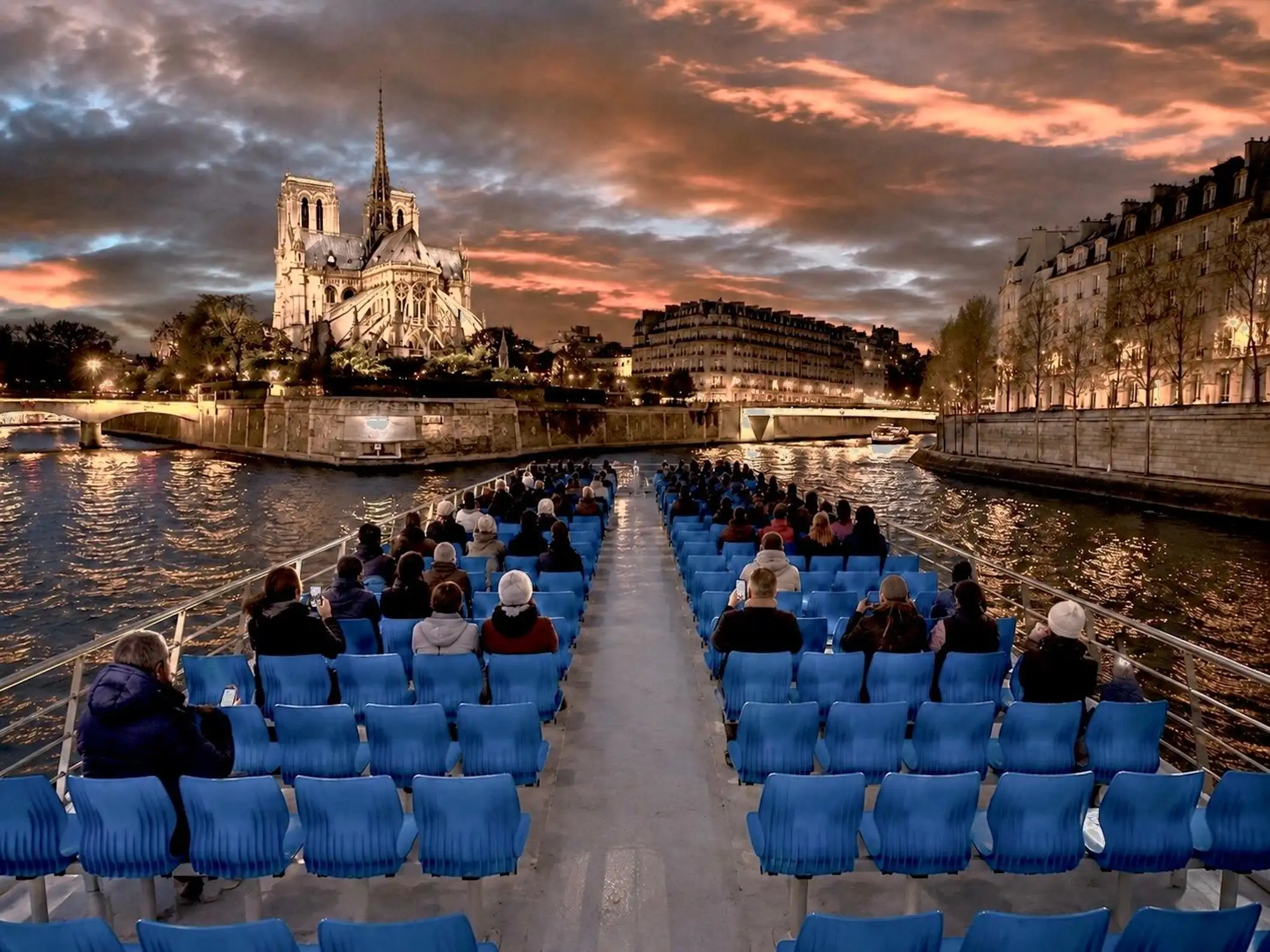 Paris : croisière aux lueurs du soir avec les légendaires Bateaux-Mouches