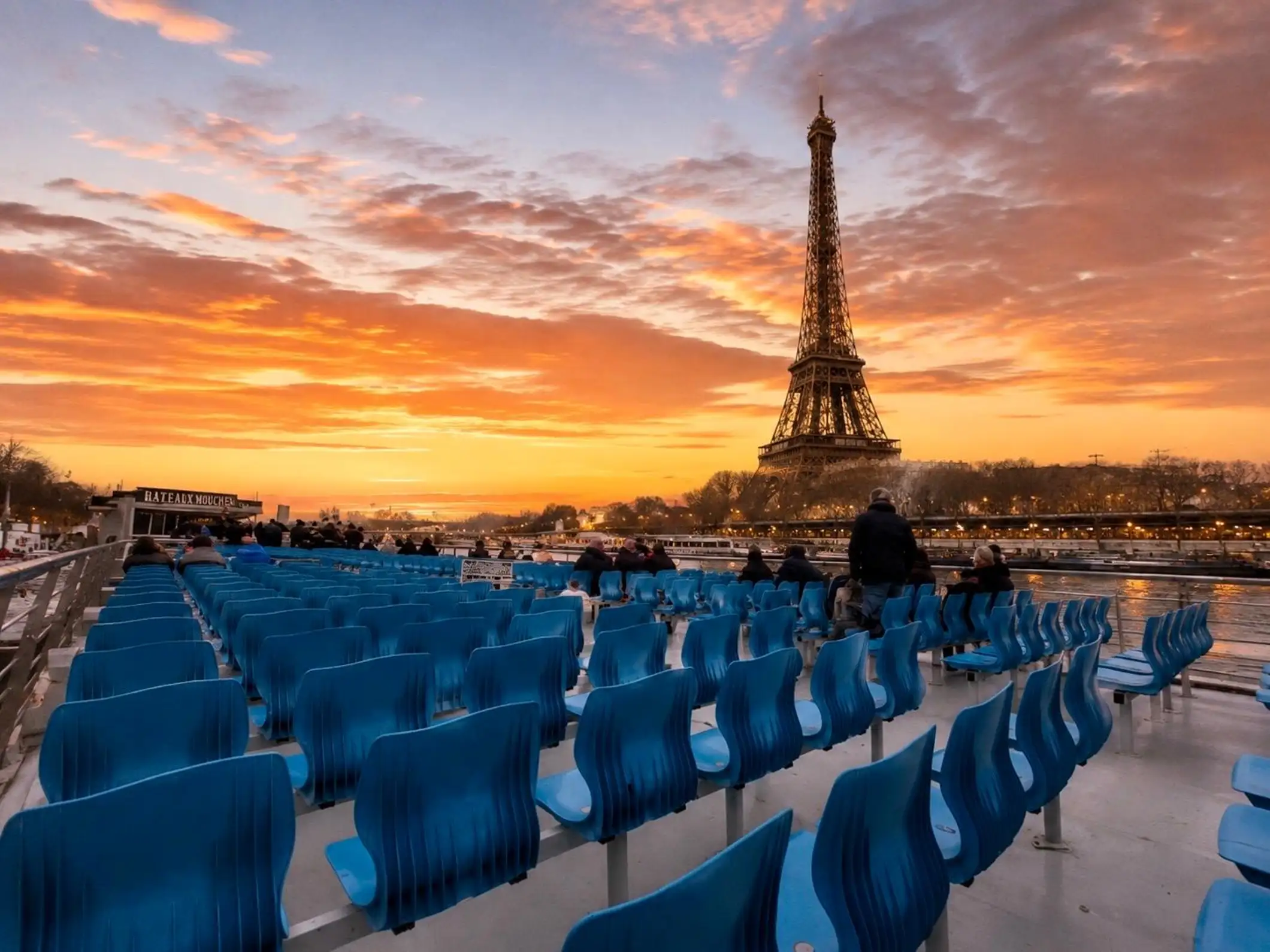 Paris : croisière aux lueurs du soir avec les légendaires Bateaux-Mouches