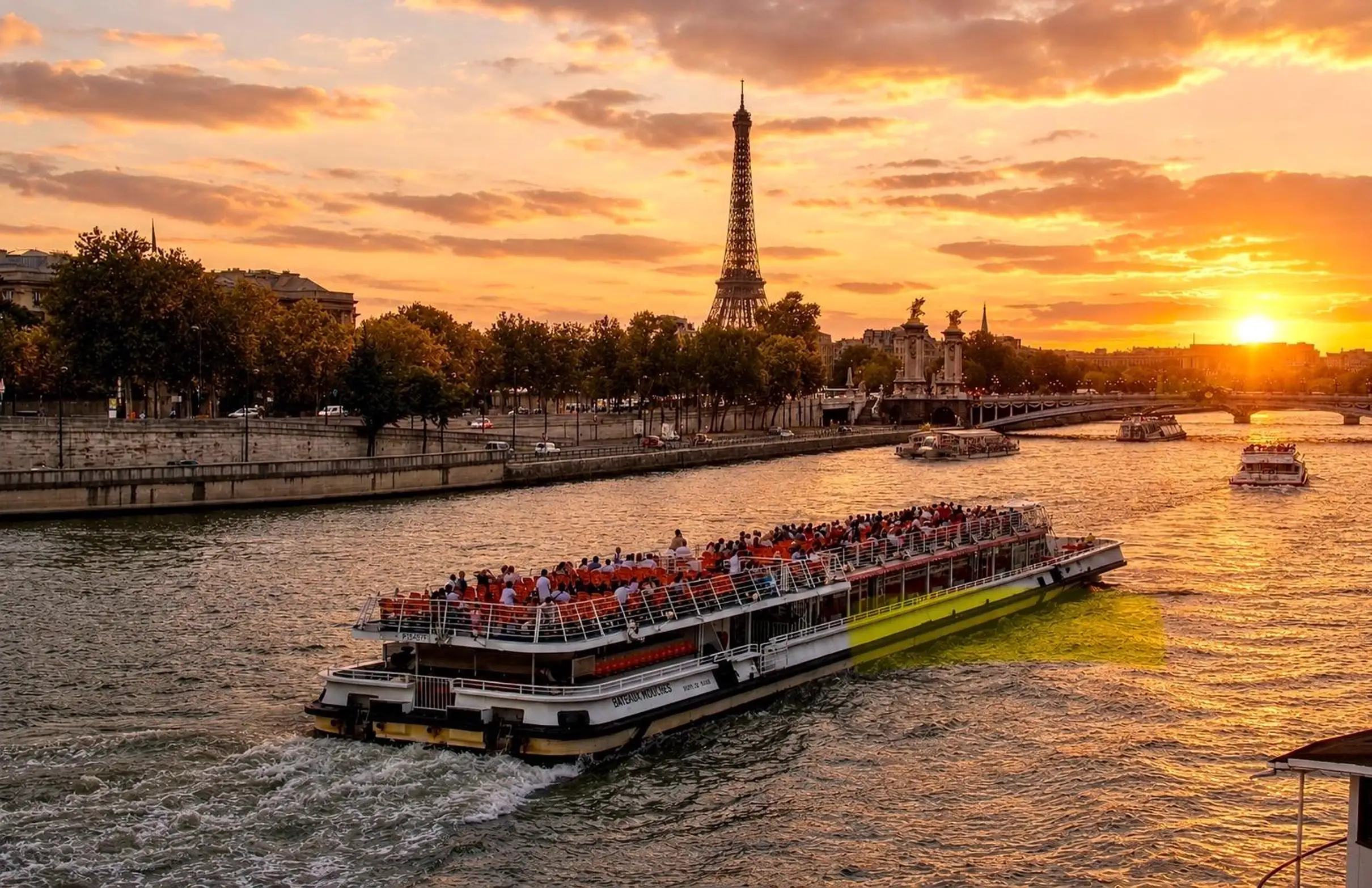 Paris : croisière aux lueurs du soir avec les légendaires Bateaux-Mouches