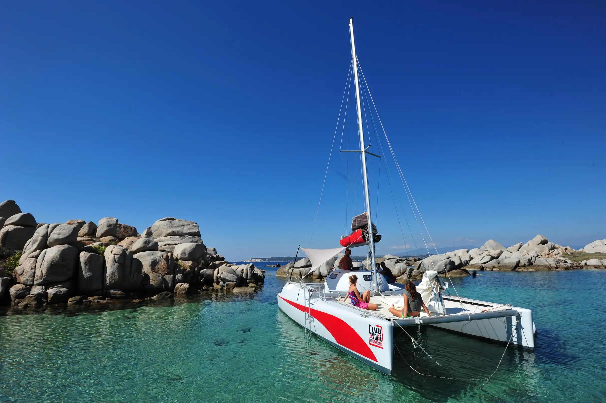 Bonifacio:Balade en catamaran à voile (2h) aux îles Lavezzi avec snorkeling