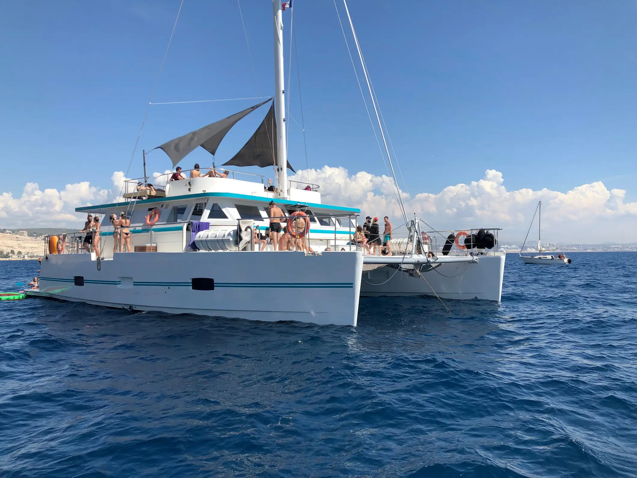 Marseille : croisière au coucher du soleil en catamaran, buffet et boissons