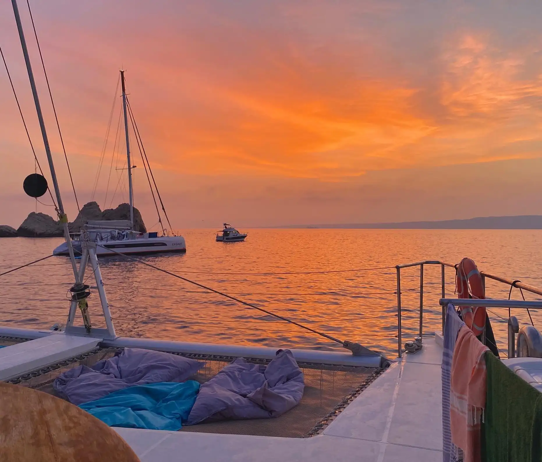 Marseille : croisière au coucher du soleil en catamaran, buffet et boissons