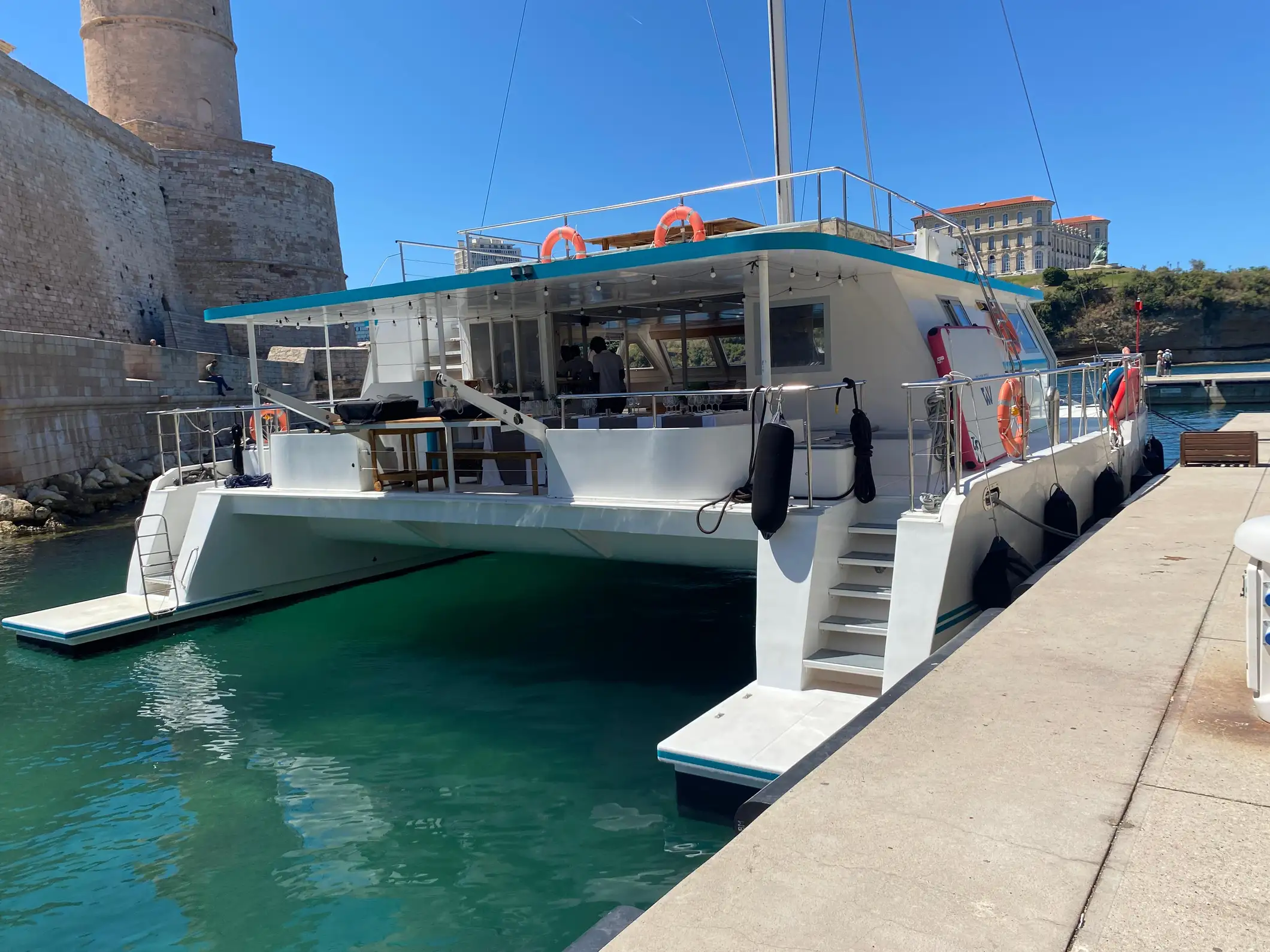 Marseille : croisière au coucher du soleil en catamaran, buffet et boissons