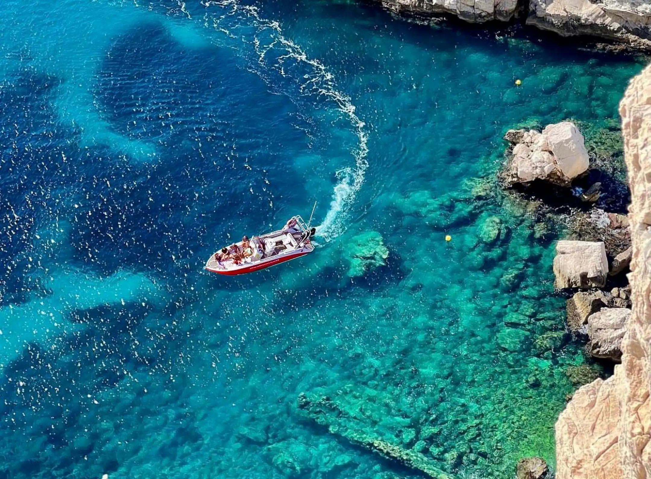 Au départ de Marseille : Tour en bateau des Calanques emblématiques avec baignade