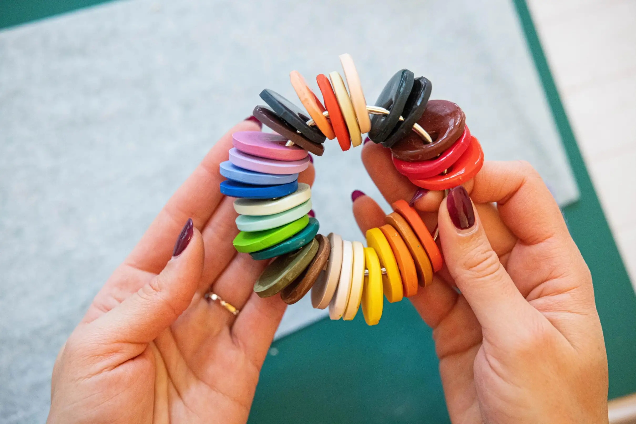 Créez vos set de boucles d'oreilles à Antibes, à 5 min du port Vauban
