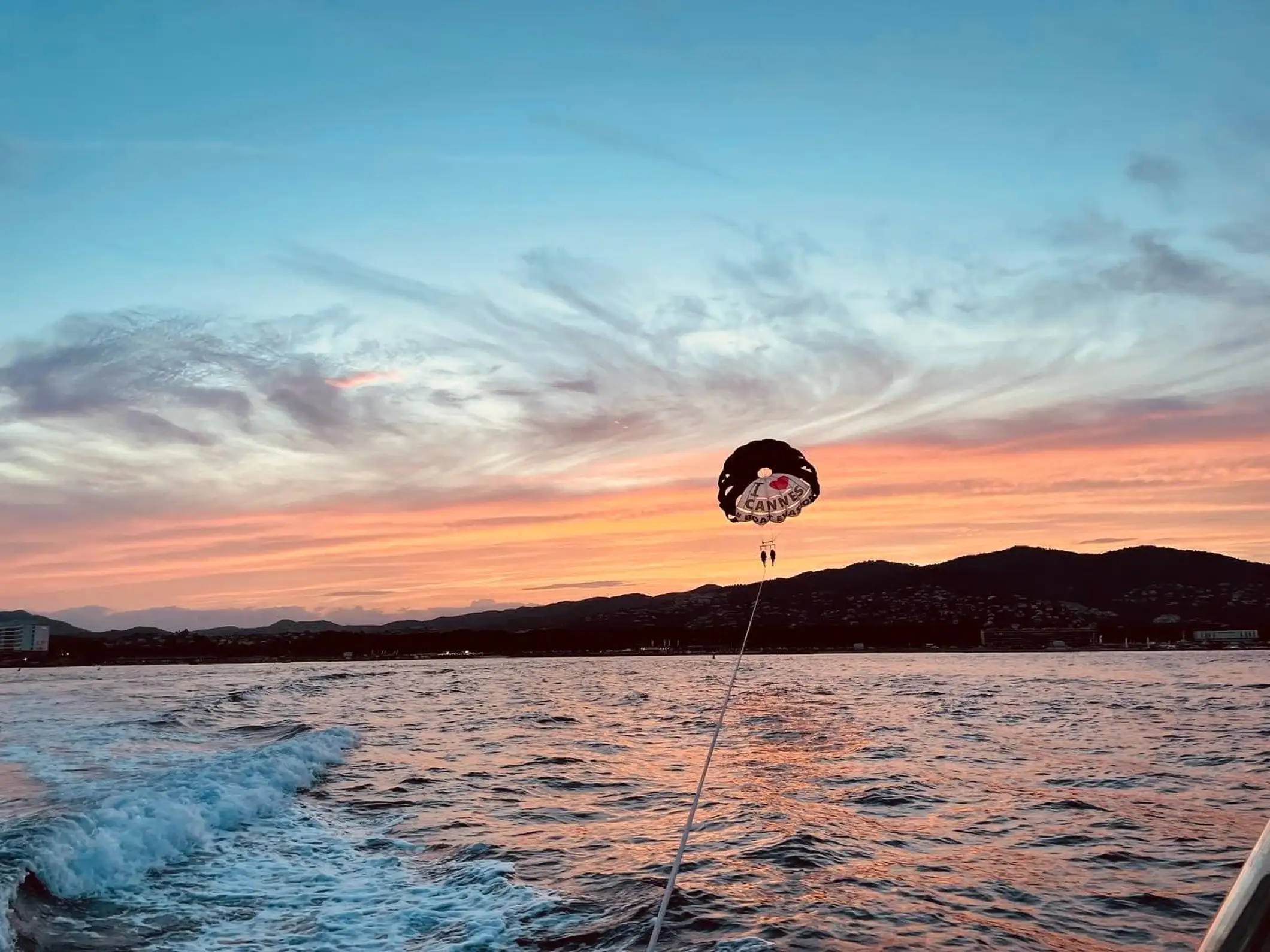 Cannes : Parachute ascensionnel pour les couples, les familles et les amis