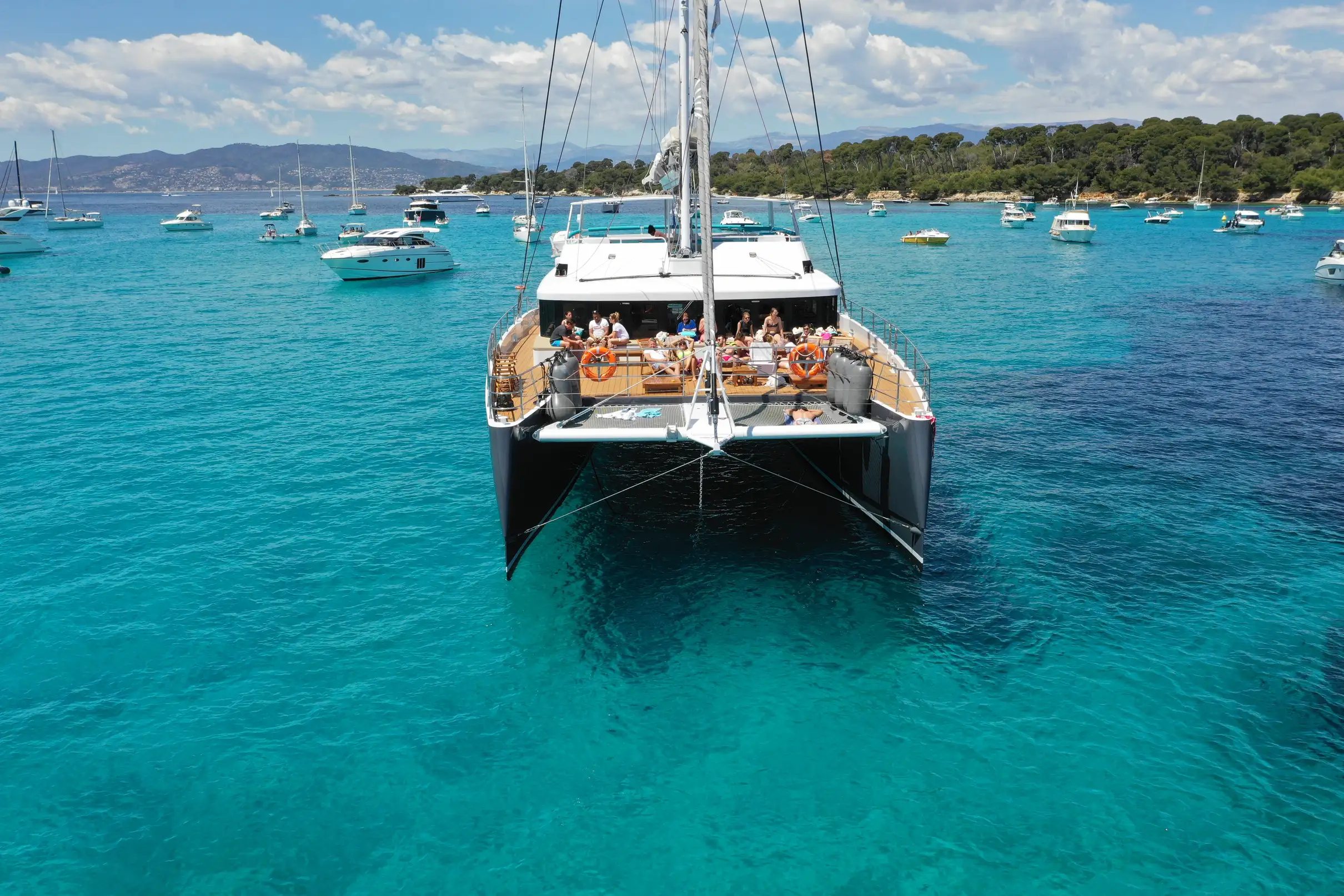 Cannes : Croisière en catamaran d'une demi-journée avec déjeuner
