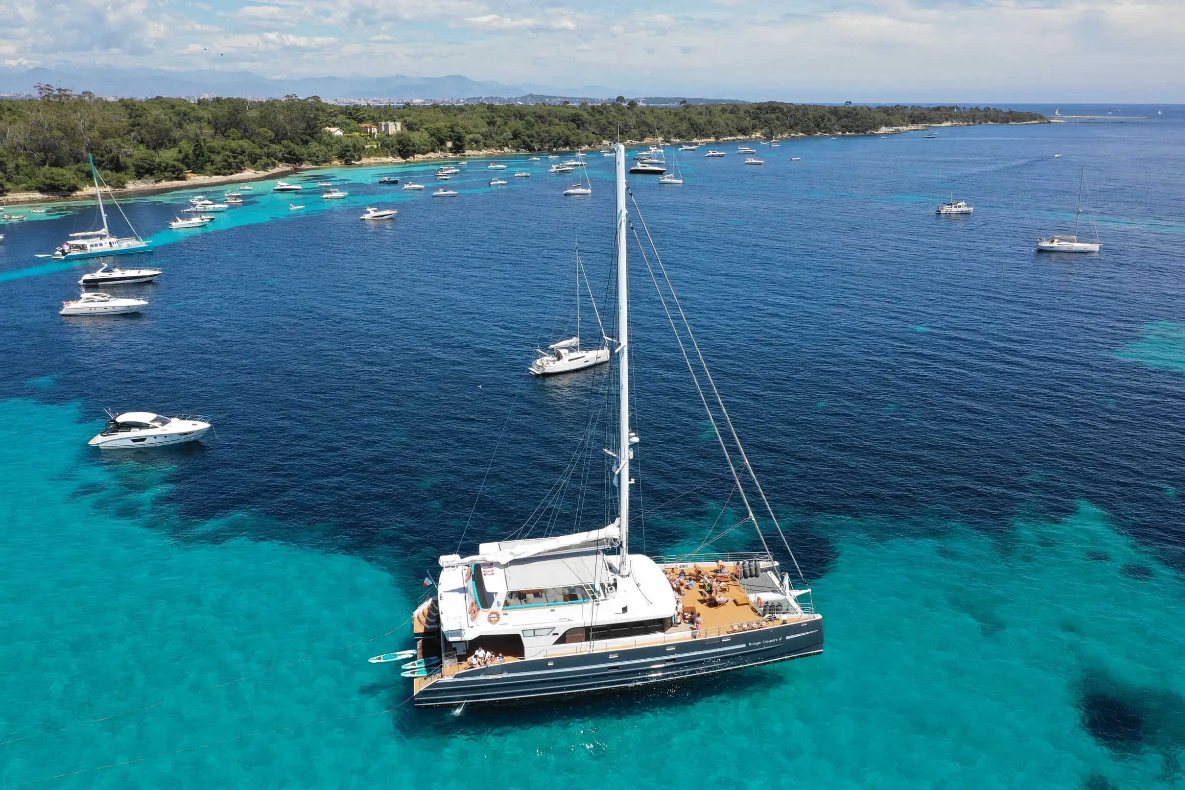 Cannes : Croisière en catamaran d'une demi-journée avec déjeuner